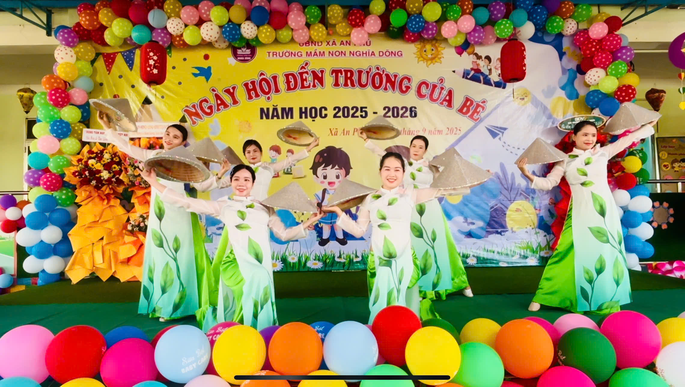Tiết mục múa "Người gieo mầm xanh" của các cô giáo