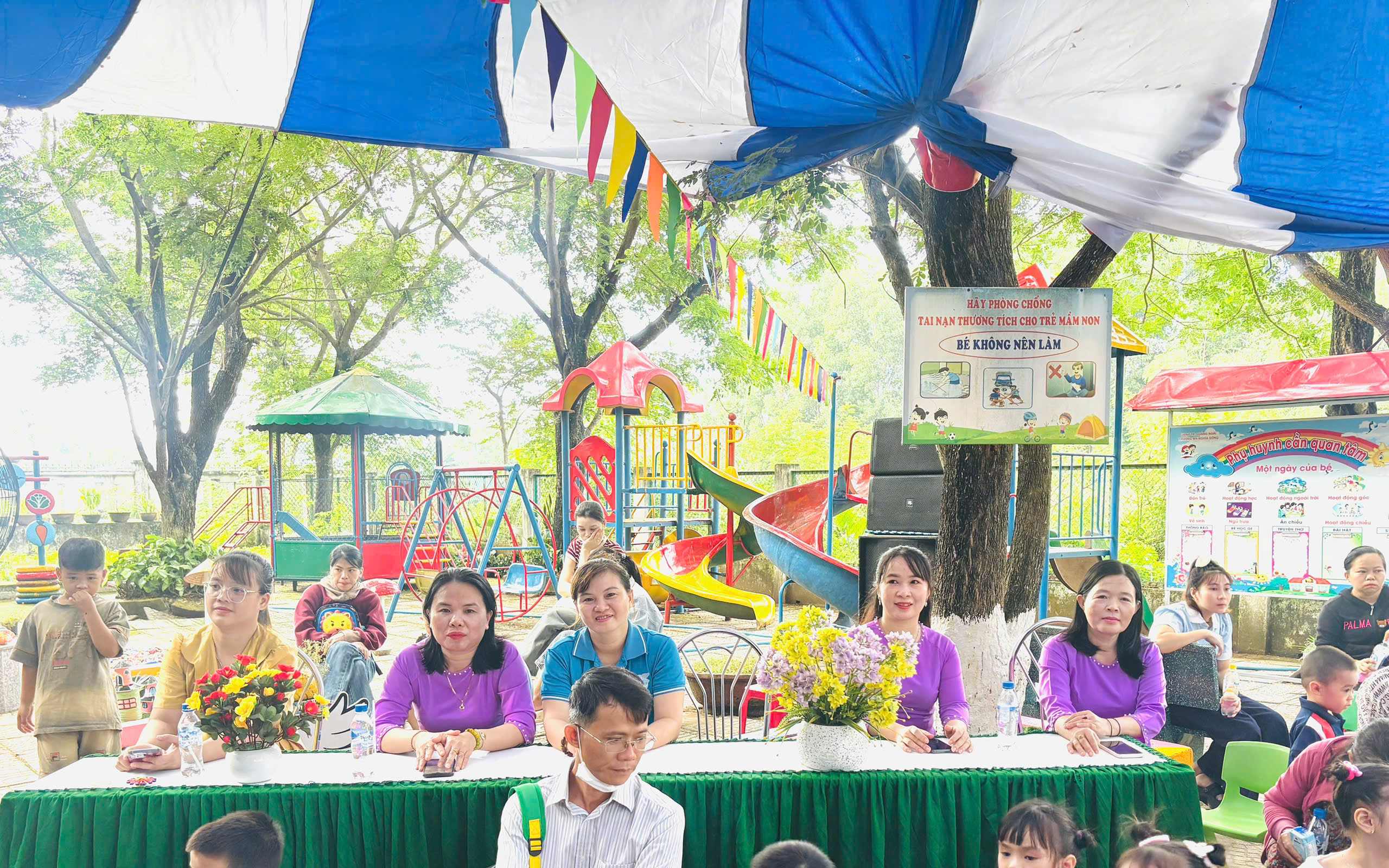 Ban giám hiệu cùng đại biểu.